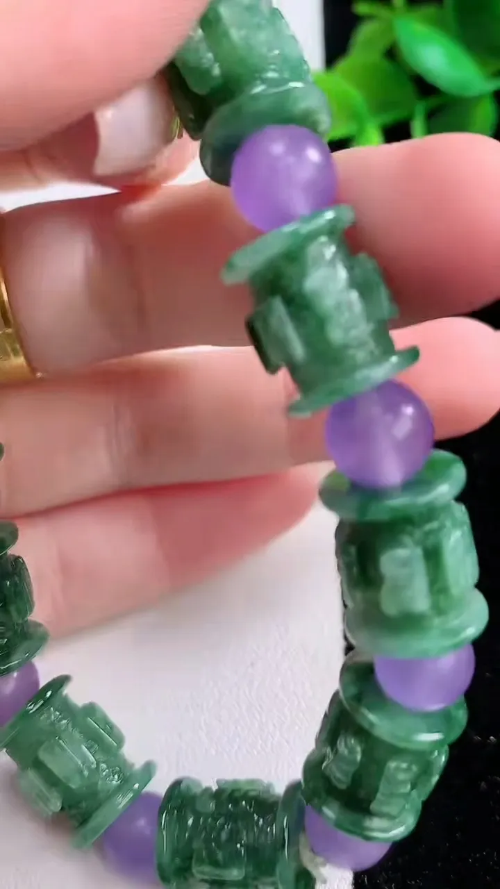 天然A货翡翠路路通手串，尺寸13-10.7，重:34.81g1月3日
工厂直销收藏佳品,种好水足，色泽均匀，有种有色，上手高大气！