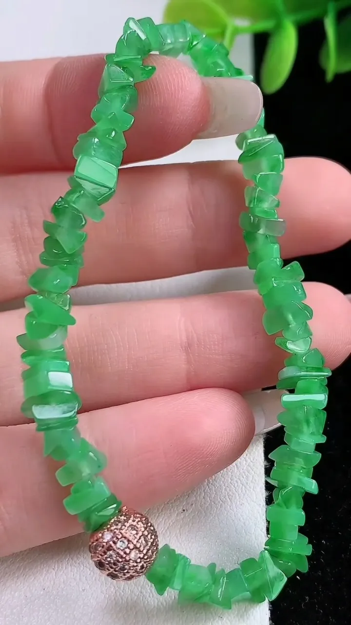 天然A货翡翠岁岁平安手串，尺寸56-6，重:7.34g1月3日
工厂直销收藏佳品,种好水足，色泽均匀，有种有色，上手高大气！