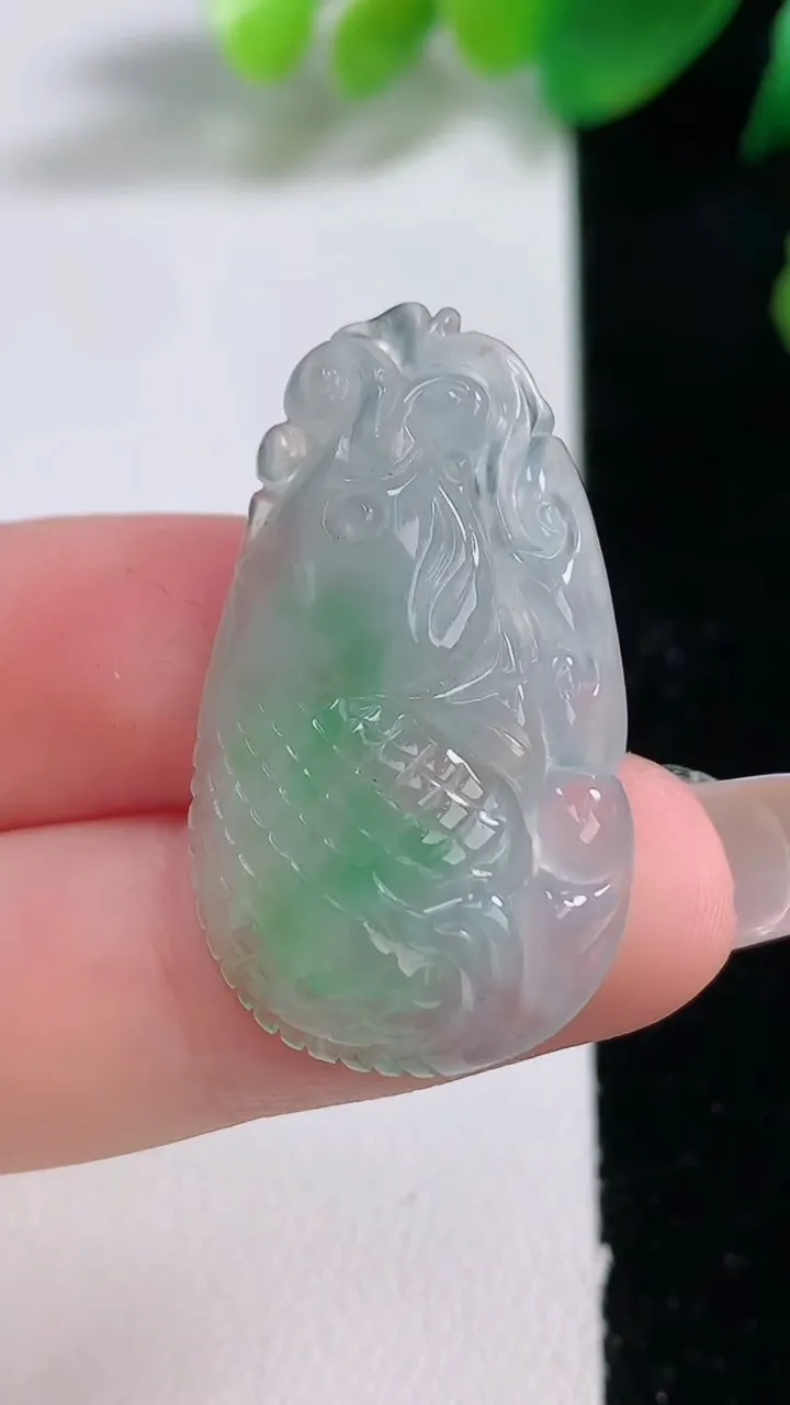 天然A货翡翠年年有余吊坠，尺寸33-19-5.8，重量:5.27g
1月3日