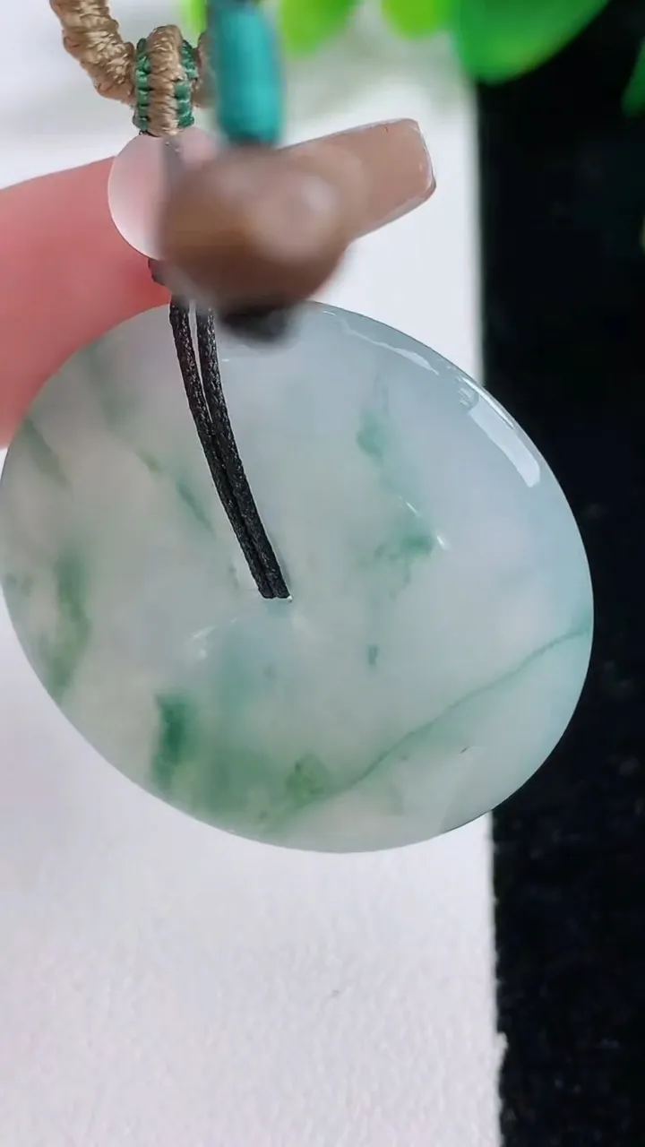 天然A货翡翠冰种飘花平安扣吊坠，尺寸32.7-5.5，重量:14.46g
1月3日