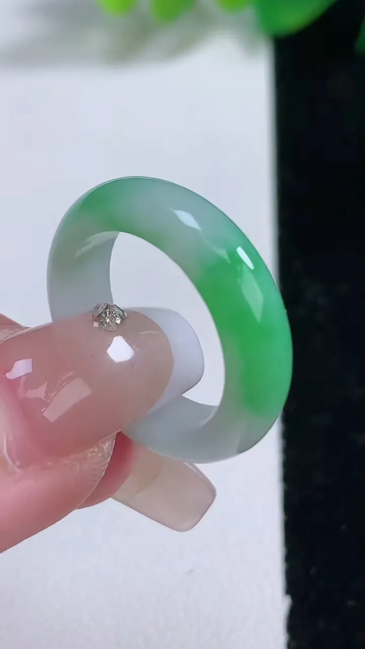 天然A货翡翠指环 戒指，尺寸17.6-5.7-3.3，重量:4.02g2026年1月3日
工厂直销收藏佳品,种好水足，色泽均匀，有种有色，上手高大气！