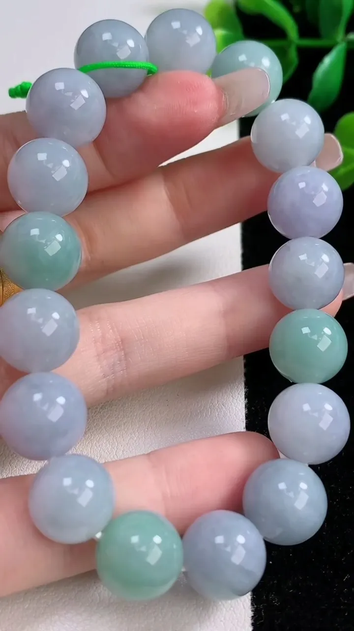 天然A货翡翠圆珠手串17颗，尺寸12.2，重量:53.65g1月3日
工厂直销收藏佳品,种好水足，色泽均匀，有种有色，上手高大气！