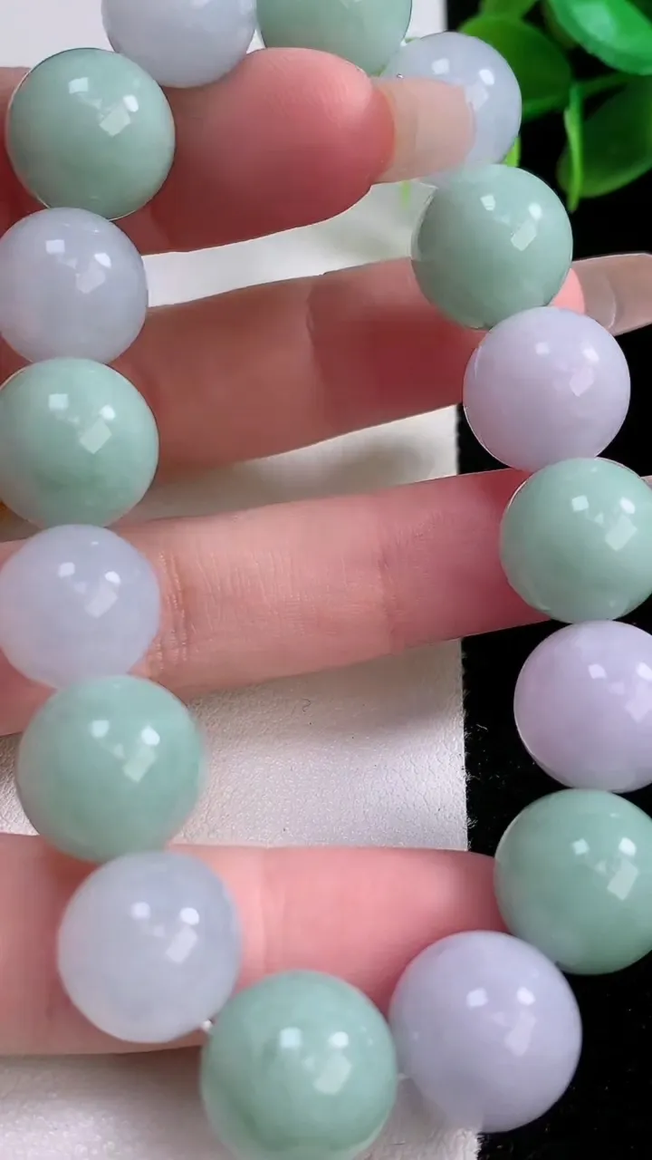 天然A货翡翠圆珠手串，尺寸13-16颗，重:57.85g1月3日
工厂直销收藏佳品,种好水足，色泽均匀，有种有色，上手高大气！