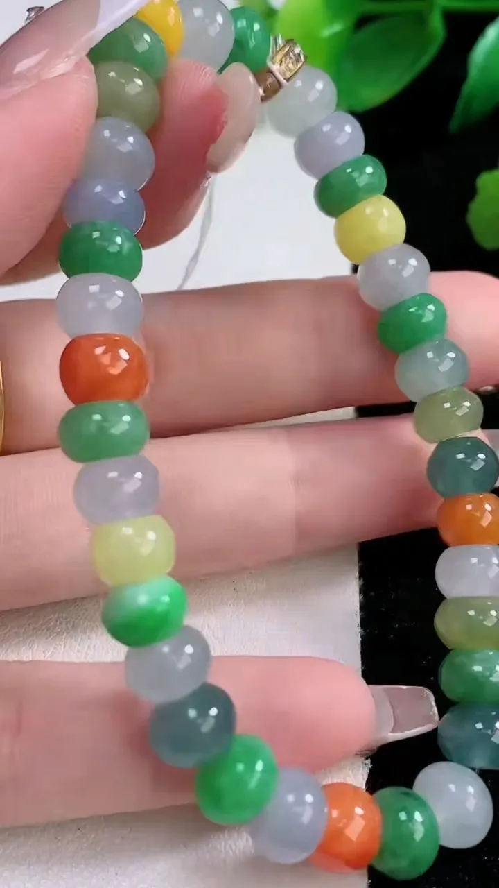 天然A货翡翠三彩算盘珠手串35颗，尺寸8.2-5.4，重量:25.93g1月3日
工厂直销收藏佳品,