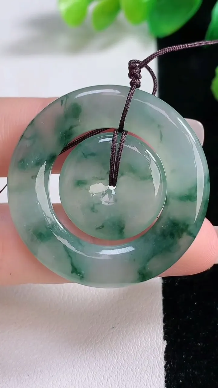 天然A货翡翠冰种飘花母子平安扣吊坠，尺寸37.5-4.5，重量:13.46g
1月3日