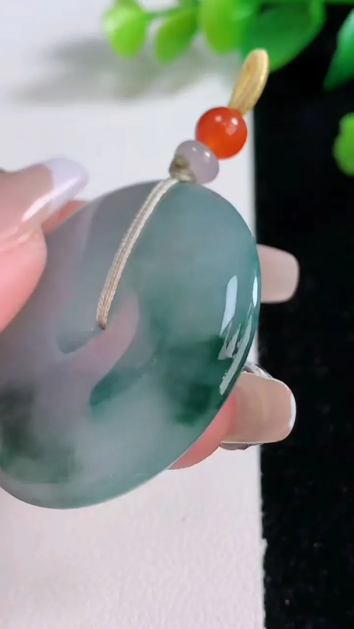 天然A货翡翠冰种飘花平安扣吊坠，尺寸39.7-5.5，重量:20.68g
1月3日