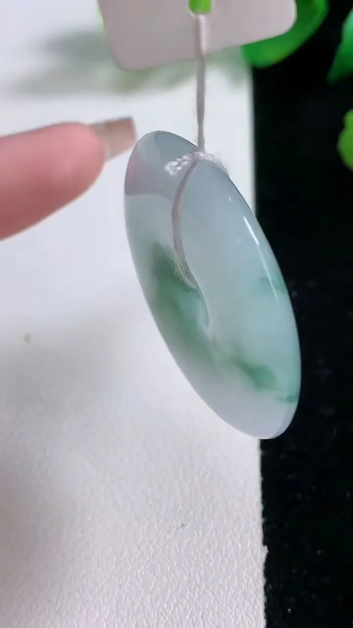 天然A货翡翠冰种飘花平安扣吊坠，尺寸36.2-5.7，重量:16.62g
1月3日