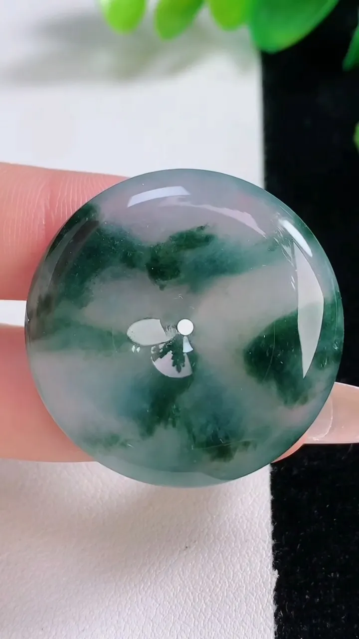 天然A货翡翠冰种飘花平安扣吊坠，尺寸34.4-6，重量:15.23g
1月3日