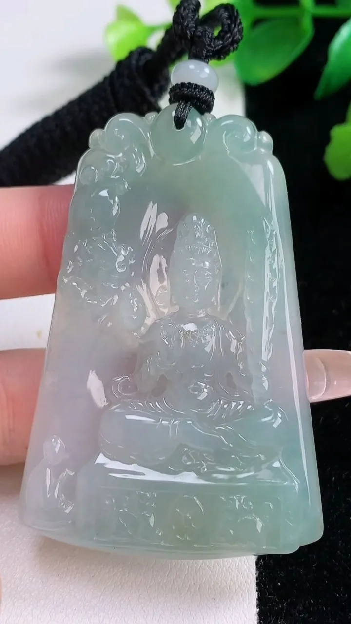 天然A货翡翠虚空藏菩萨吊坠，尺寸60.8-40.8-4.6，重量:30.43g
1月3日