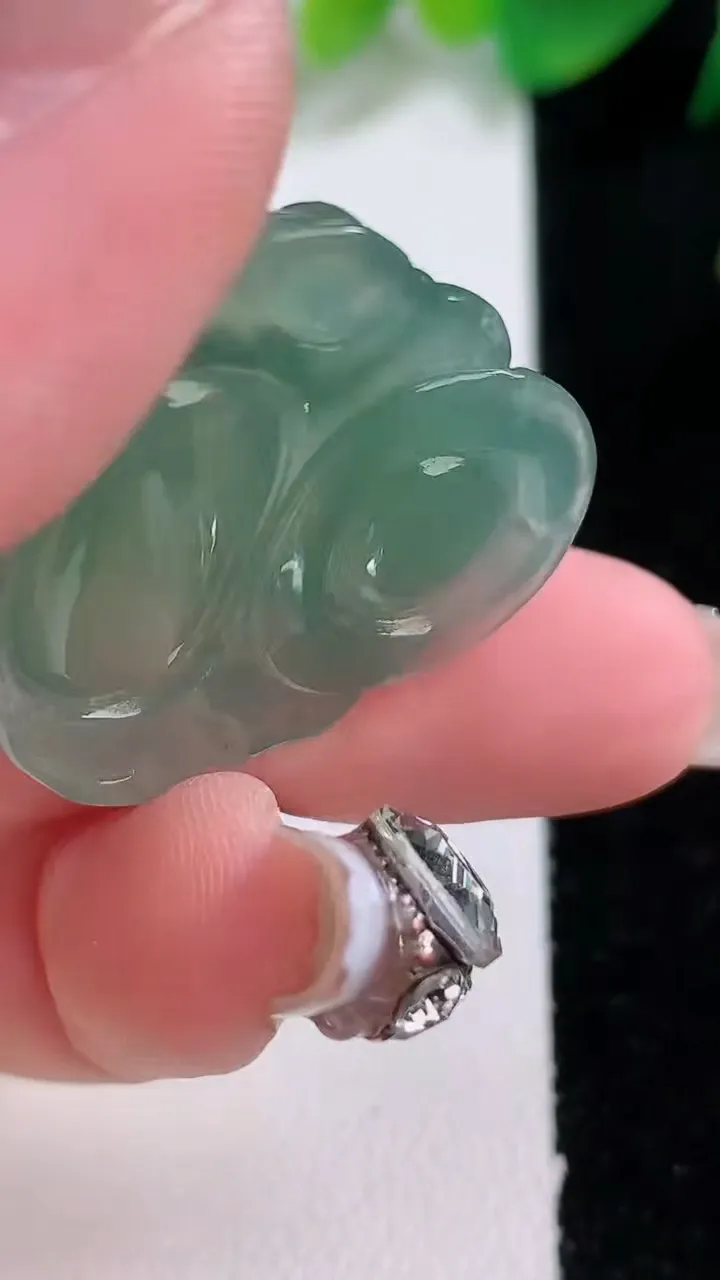 天然A货翡翠佛公吊坠，尺寸28.3-31.8-6.6，重量:8.24g
1月3日