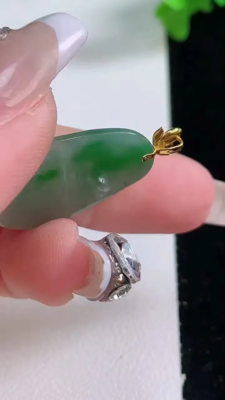 天然A货翡翠如意吊坠，尺寸24.6-15.9-2.8，重量:2.72g
1月3日