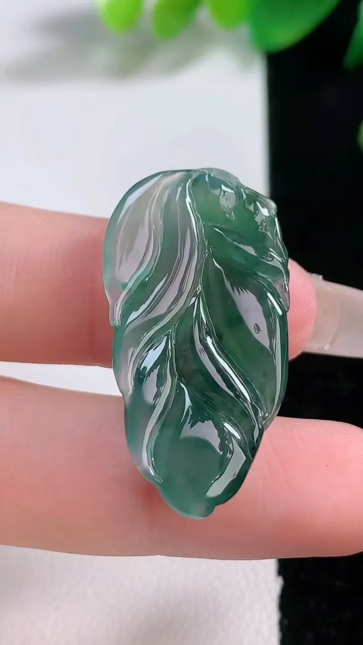 天然A货翡翠九尾狐吊坠，尺寸32.7-16.8-4.6，重量:5.15g
1月3日