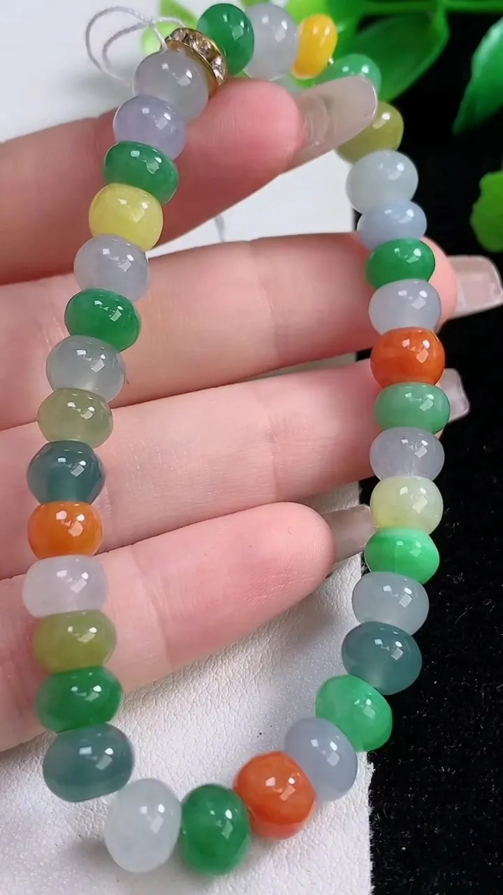 天然A货翡翠三彩算盘珠手串35颗，尺寸8.2-5.4，重量:25.93g1月3日
工厂直销收藏佳品,种好水足，色泽均匀，有种有色，上手高大气！