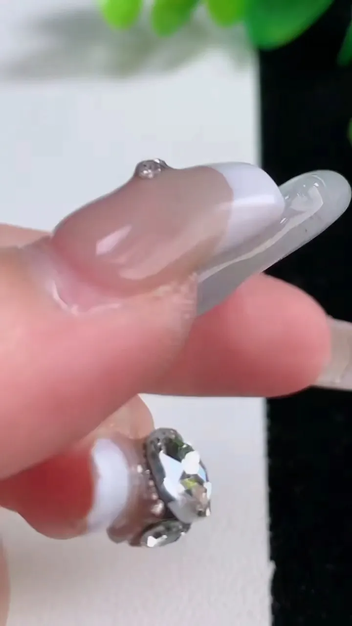 天然A货翡翠观音菩萨吊坠，尺寸49.3-22-5.2，重量:13.17g
1月3日