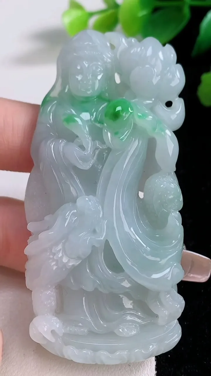 天然A货翡翠大势至观音菩萨吊坠，尺寸72.3-36-13.3，重量:55.84g
1月3日