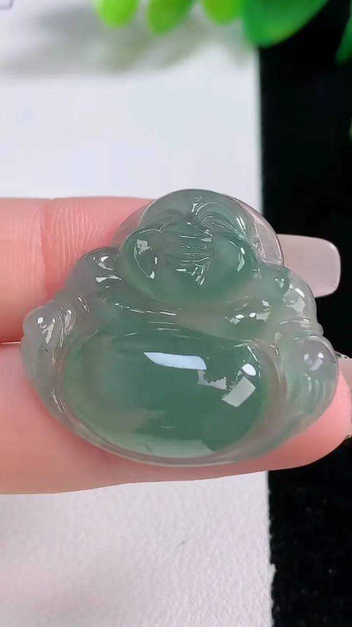 天然A货翡翠佛公吊坠，尺寸28.3-31.8-6.6，重量:8.24g
1月3日