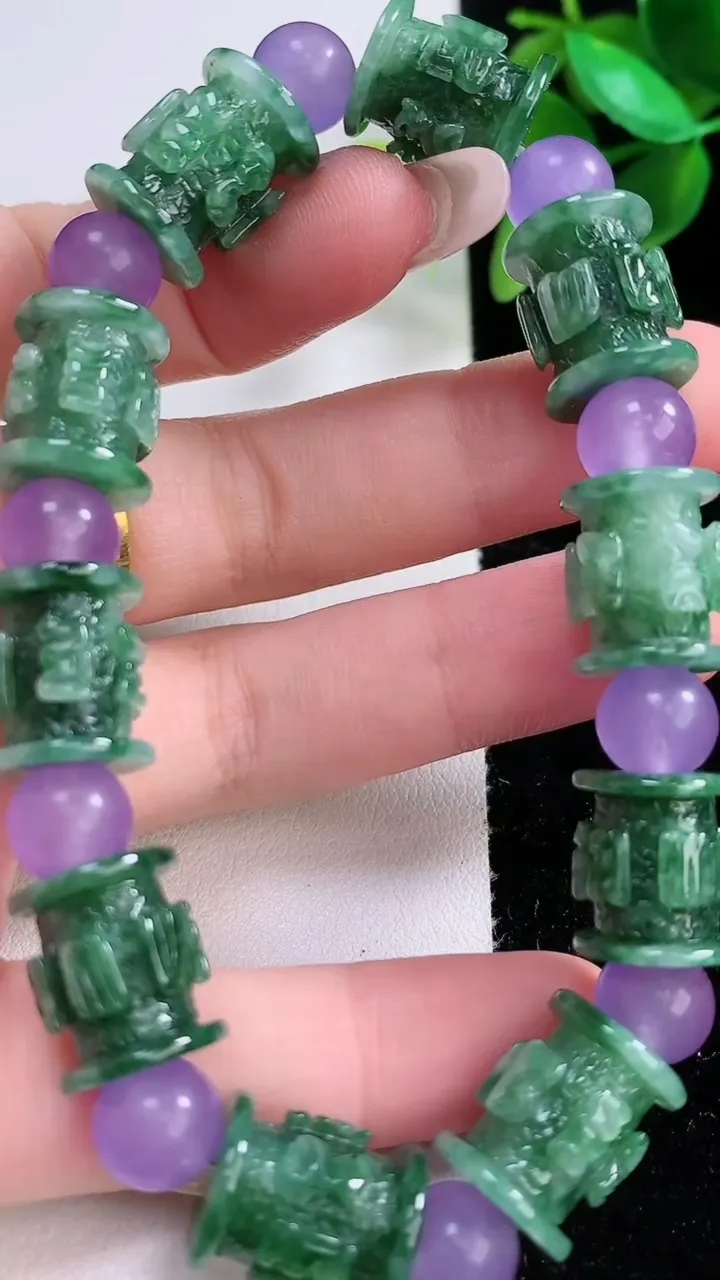 天然A货翡翠路路通手串，尺寸13-10.7，重:34.81g1月3日
工厂直销收藏佳品,种好水足，色泽均匀，有种有色，上手高大气！