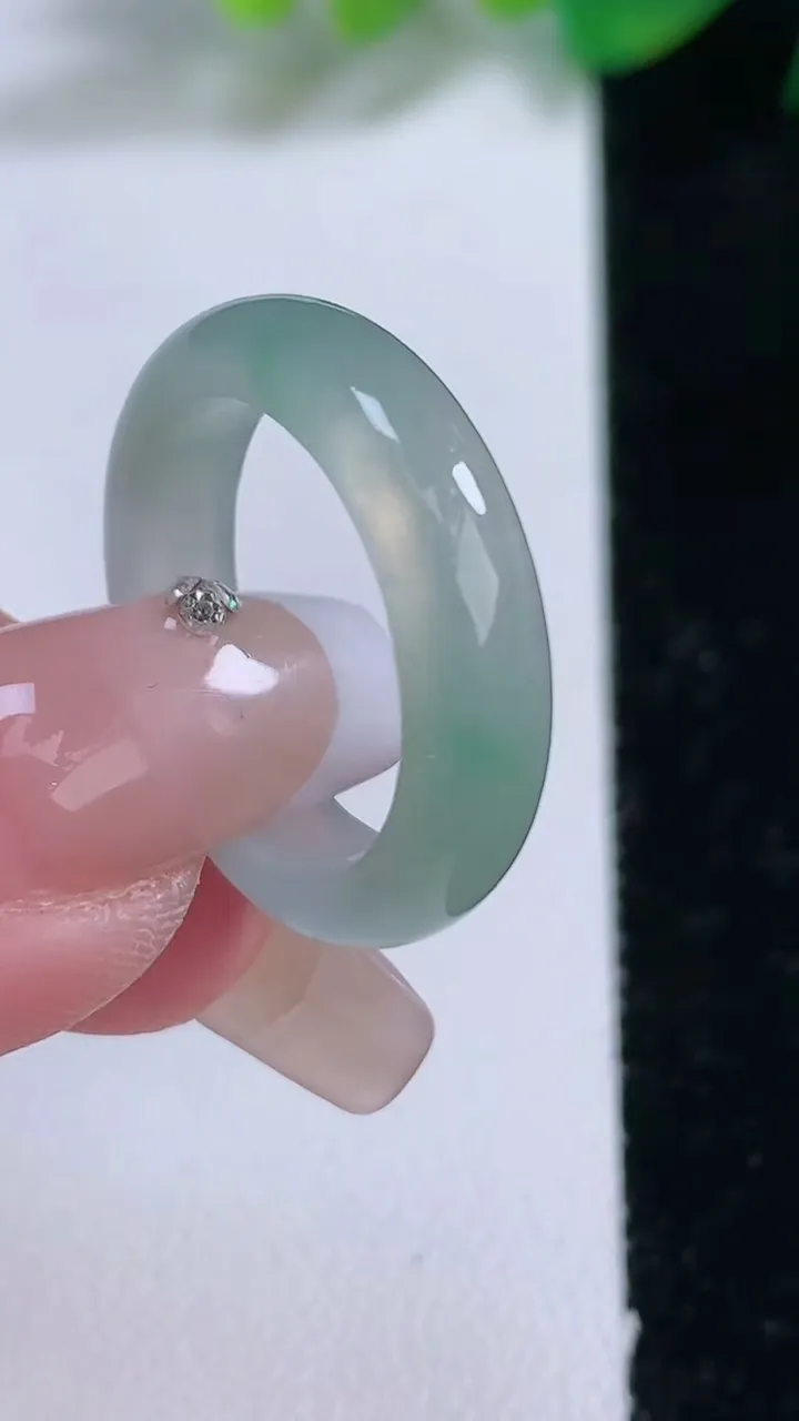 天然A货翡翠指环 戒指，尺寸18.4-5.2-3.3，重量:3.69g2026年1月3日
工厂直销收藏佳品,种好水足，色泽均匀，有种有色，上手高大气！