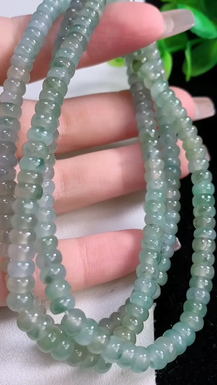 天然A货翡翠种飘花算盘珠项链，尺寸5.4-3.4，重:45.77g1月3日
工厂直销收藏佳品,种好水足，色泽均匀，有种有色，上手高大气！