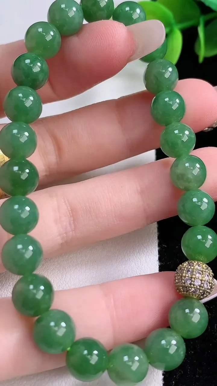 天然A货翡翠圆珠手串，尺寸8.1-23颗，重:21.91g1月3日
工厂直销收藏佳品,种好水足，色泽均匀，有种有色，上手高大气！