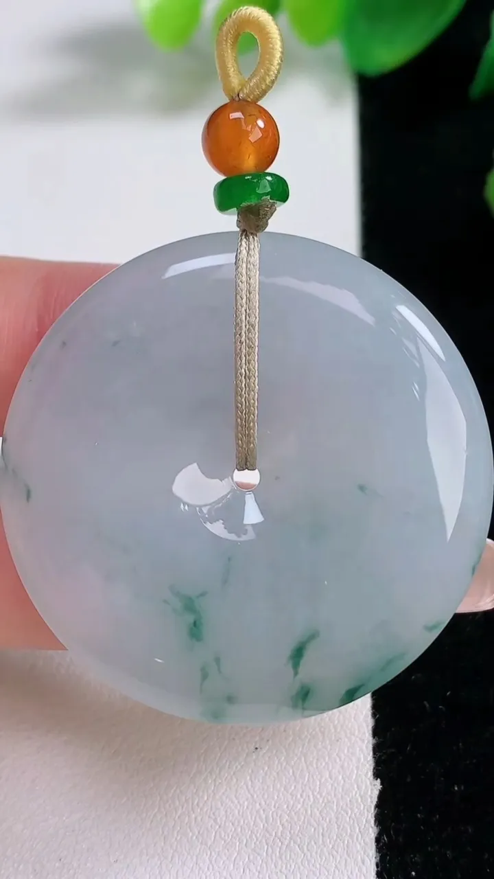 天然A货翡翠冰种飘花平安扣吊坠，尺寸39.6-5.7，重量:20.81g
1月3日