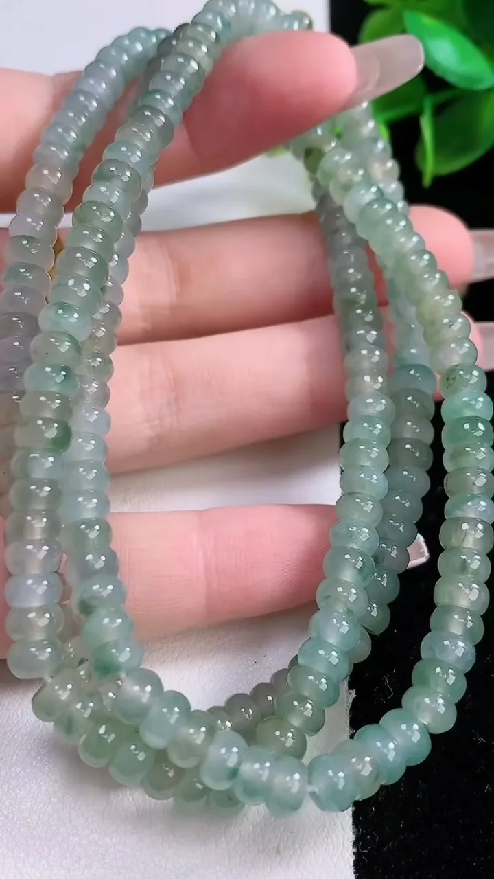 天然A货翡翠种飘花算盘珠项链，尺寸5.4-3.4，重:45.77g1月3日
工厂直销收藏佳品,种好水足，色泽均匀，有种有色，上手高大气！