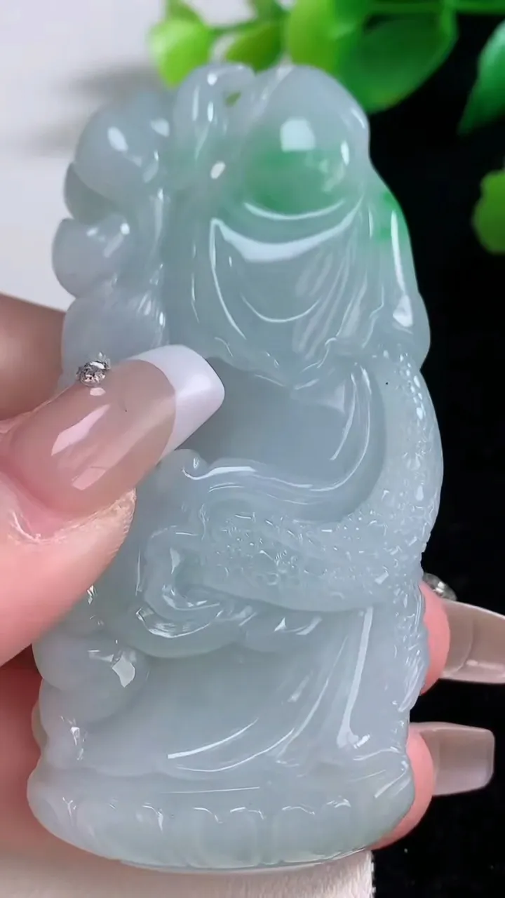 天然A货翡翠大势至观音菩萨吊坠，尺寸72.3-36-13.3，重量:55.84g
1月3日