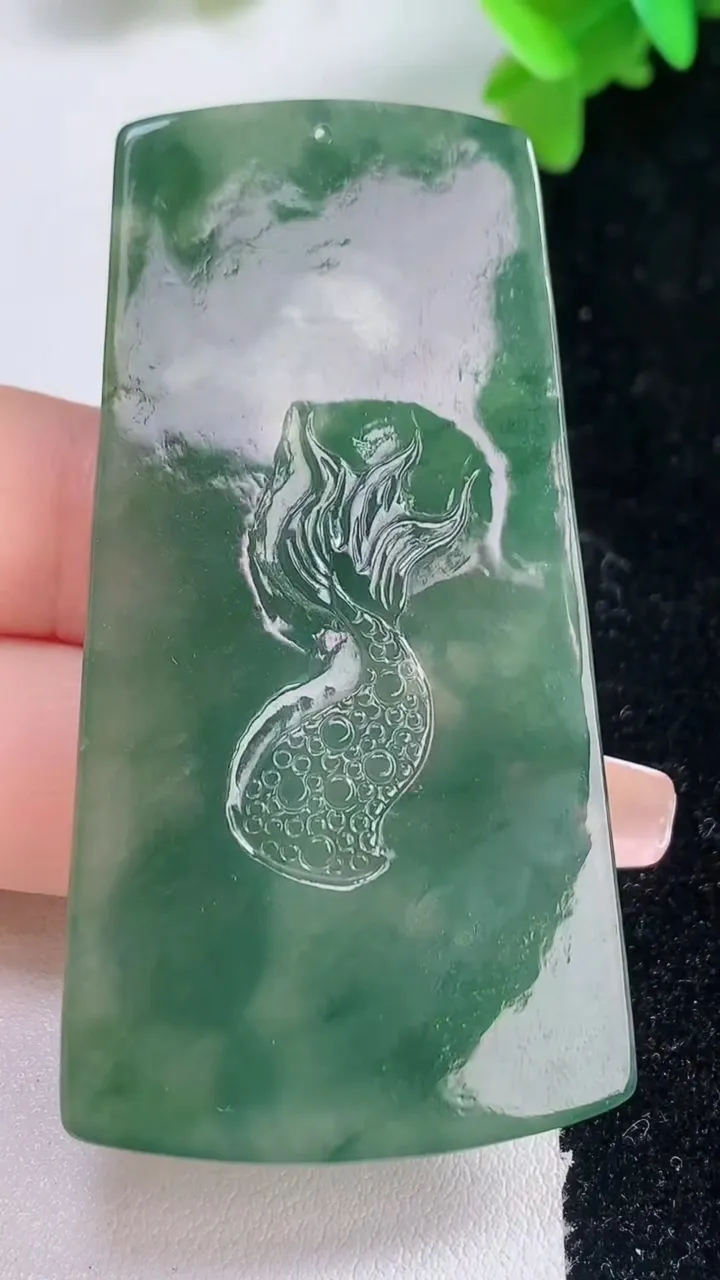 天然A货翡翠龙牌吊坠，尺寸62.7-316-5，重量:22.58g
1月3日