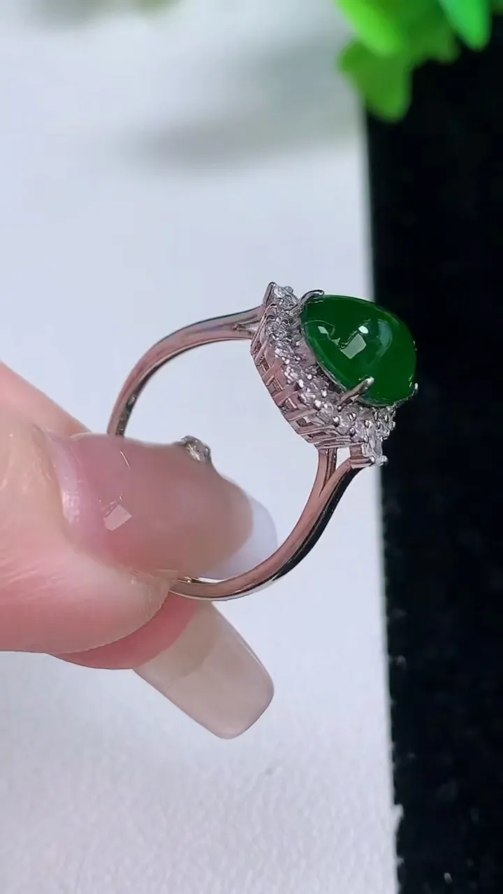 天然A货翡翠蛋面戒指，尺寸11-8.2，重量:2.66g2026年1月3日
工厂直销收藏佳品,种好水足，色泽均匀，有种有色，上手高大气！