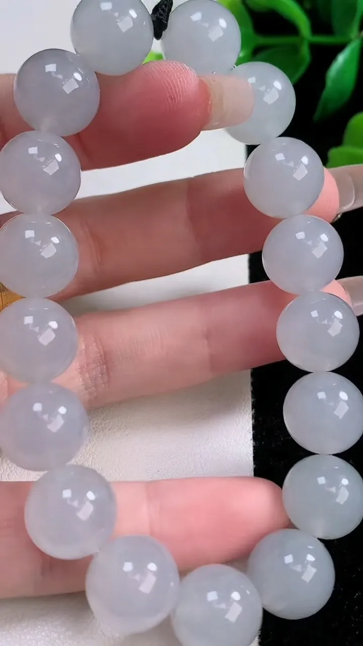 天然A货翡翠种白冰圆珠手串17颗，尺寸12，重量:53.56g1月3日
工厂直销收藏佳品,种好水足，色泽均匀，有种有色，上手高大气！