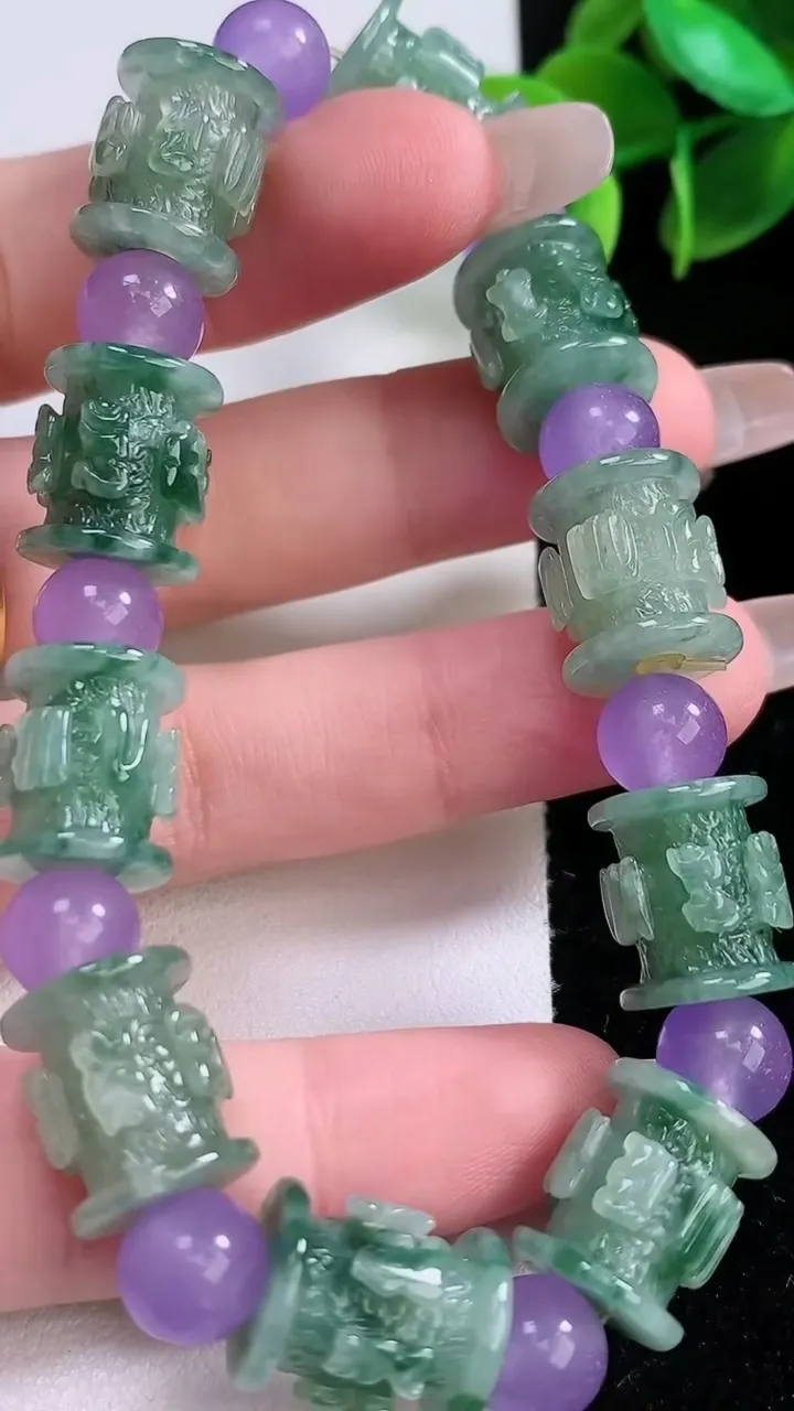 天然A货翡翠飘花路路通手串，尺寸13-11.4-10颗，重:35.11g1月3日
工厂直销收藏佳品,种好水足，色泽均匀，有种有色，上手高大气！