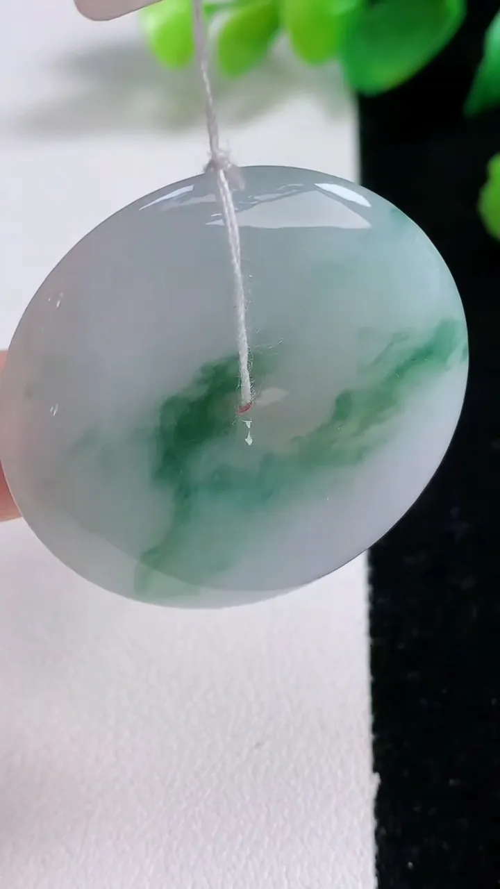 天然A货翡翠冰种飘花平安扣吊坠，尺寸36.2-5.7，重量:16.62g
1月3日