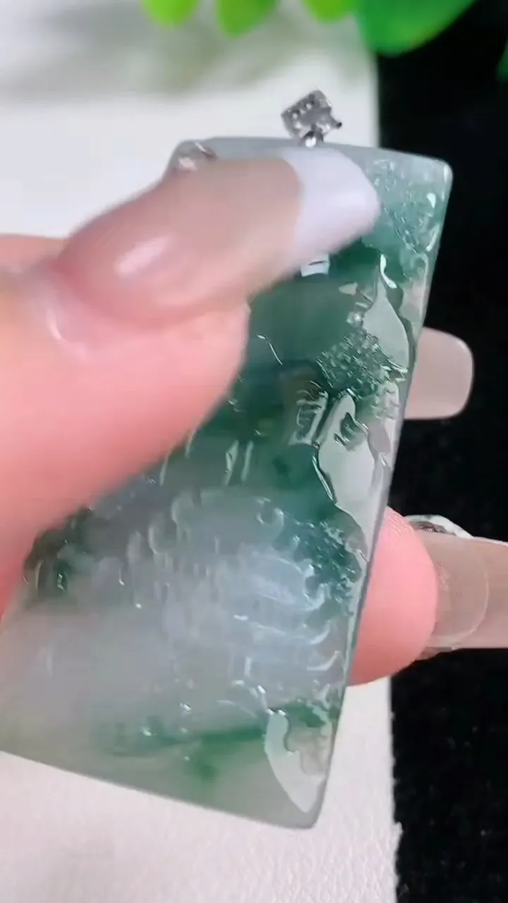 天然A货翡翠种飘花山水牌吊坠，尺寸47-23.4-5.7，重量:14.04g
1月3日