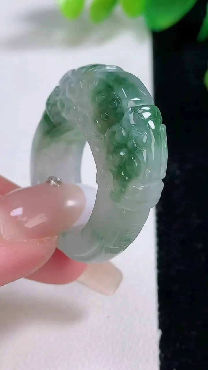 天然A货翡翠冰种飘花龙头扳指 戒指，尺寸19.3-11-9，重量:16.87g2026年1月3日
工厂直销收藏佳品,种好水足，色泽均匀，有种有色，上手高大气！