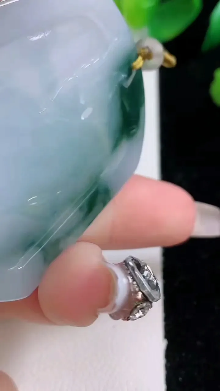 天然A货翡翠冰种飘花生肖兔吊坠，尺寸53.2-46-5.3，重量:28.29g
1月3日