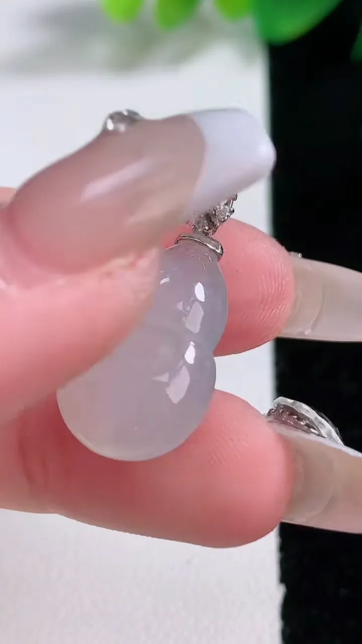 天然A货翡翠种白冰葫芦吊坠，尺寸19.7-14-6，重量:3.45g
1月3日