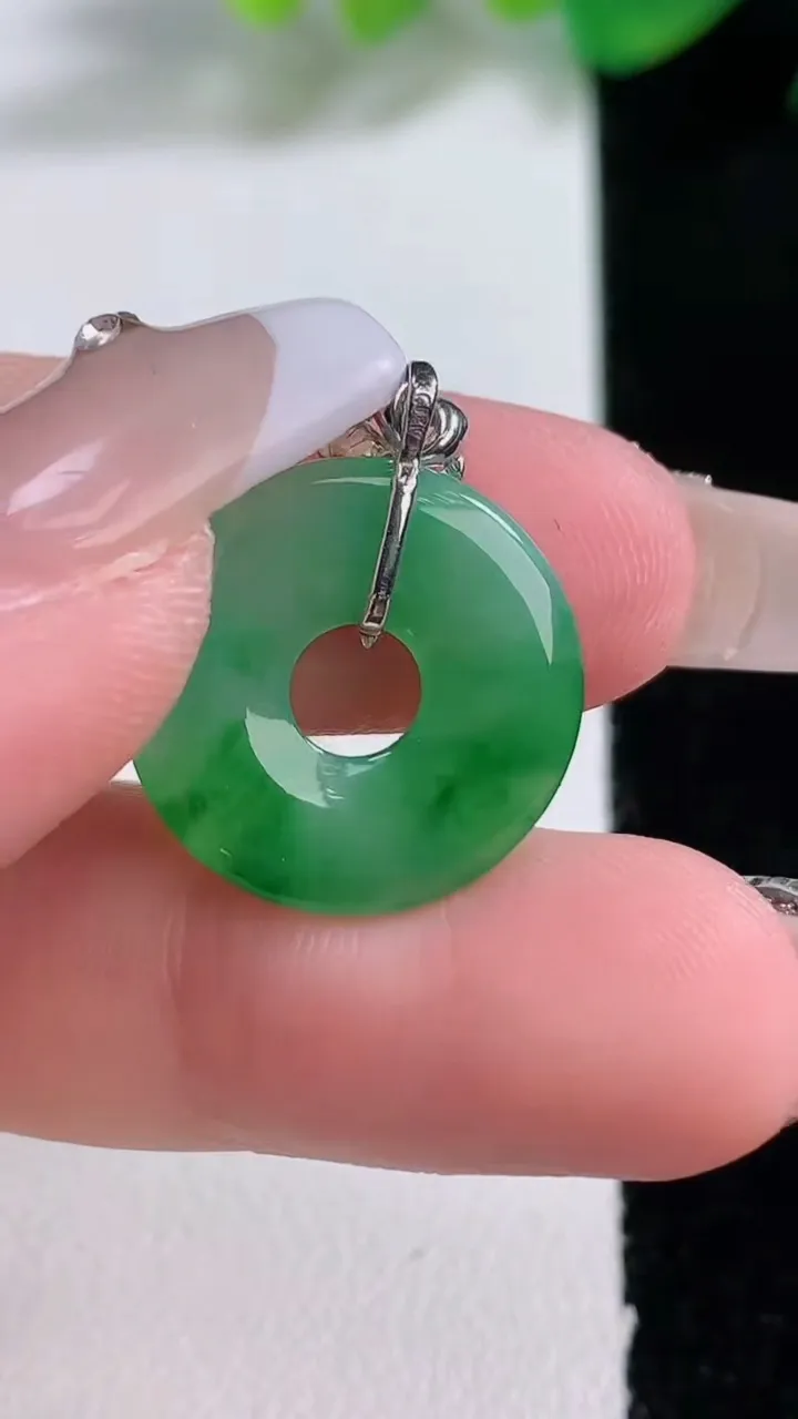 天然A货翡翠平安环吊坠，尺寸18-2.5，重量:1.91g
1月3日