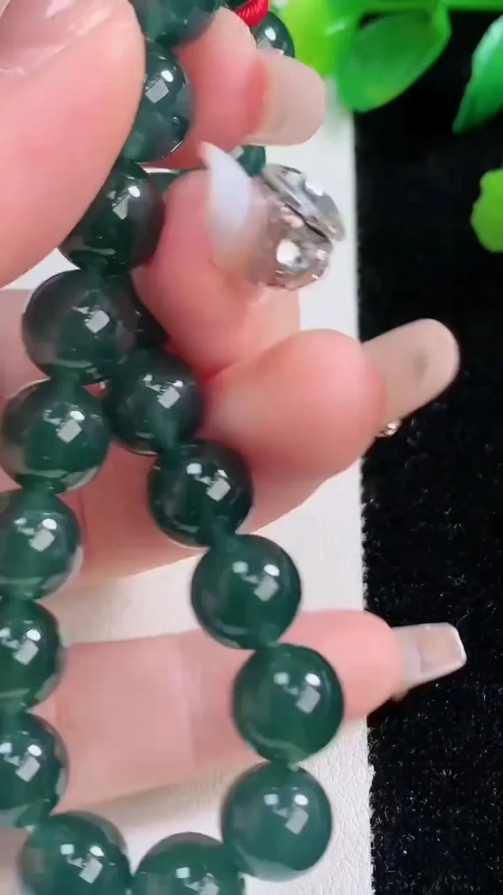 天然A货翡翠圆珠手串20颗，尺寸10，重量:32.12g1月3日
工厂直销收藏佳品,种好水足，色泽均匀，有种有色，上手高大气！