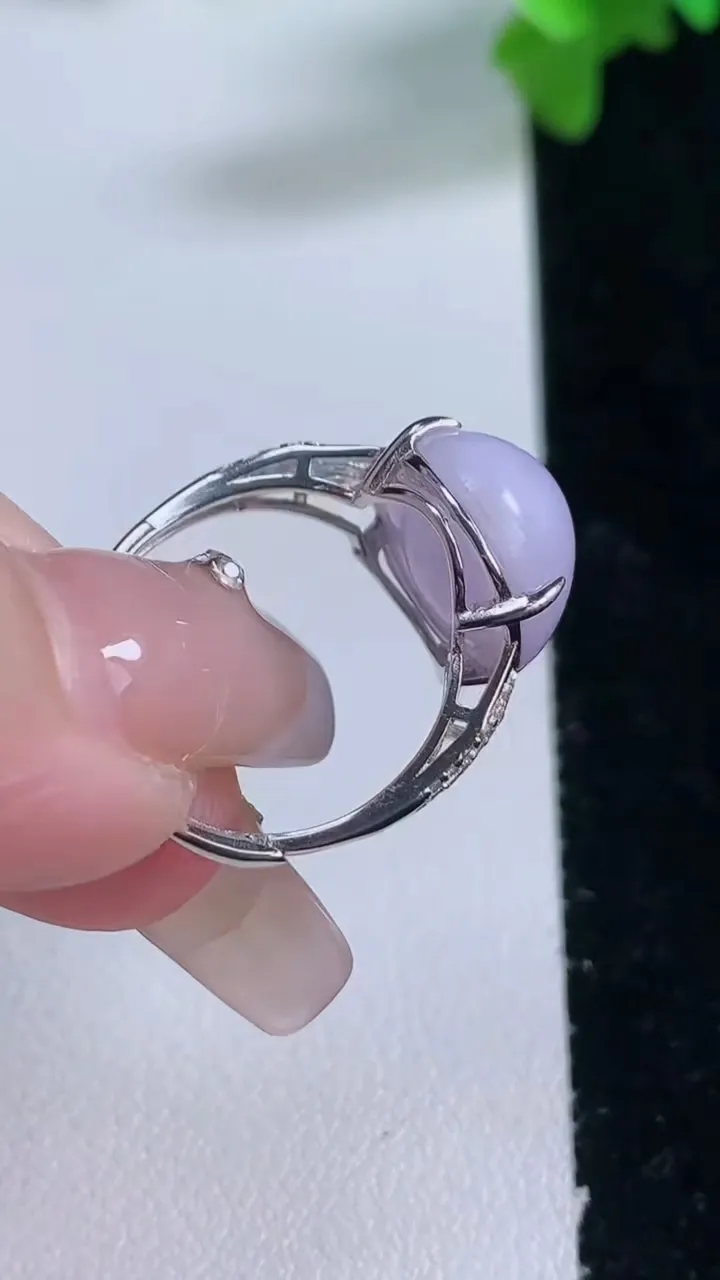 天然A货翡翠925银紫罗兰蛋面戒指，尺寸13.9-12.2-7.7，重量:3.55g2026年1月3日
工厂直销收藏佳品,种好水足，色泽均匀，有种有色，上手高大气！
