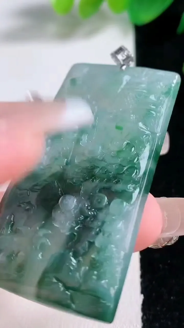 天然A货翡翠种飘花山水牌吊坠，尺寸51-30.6-4.2，重量:19.41g
1月3日