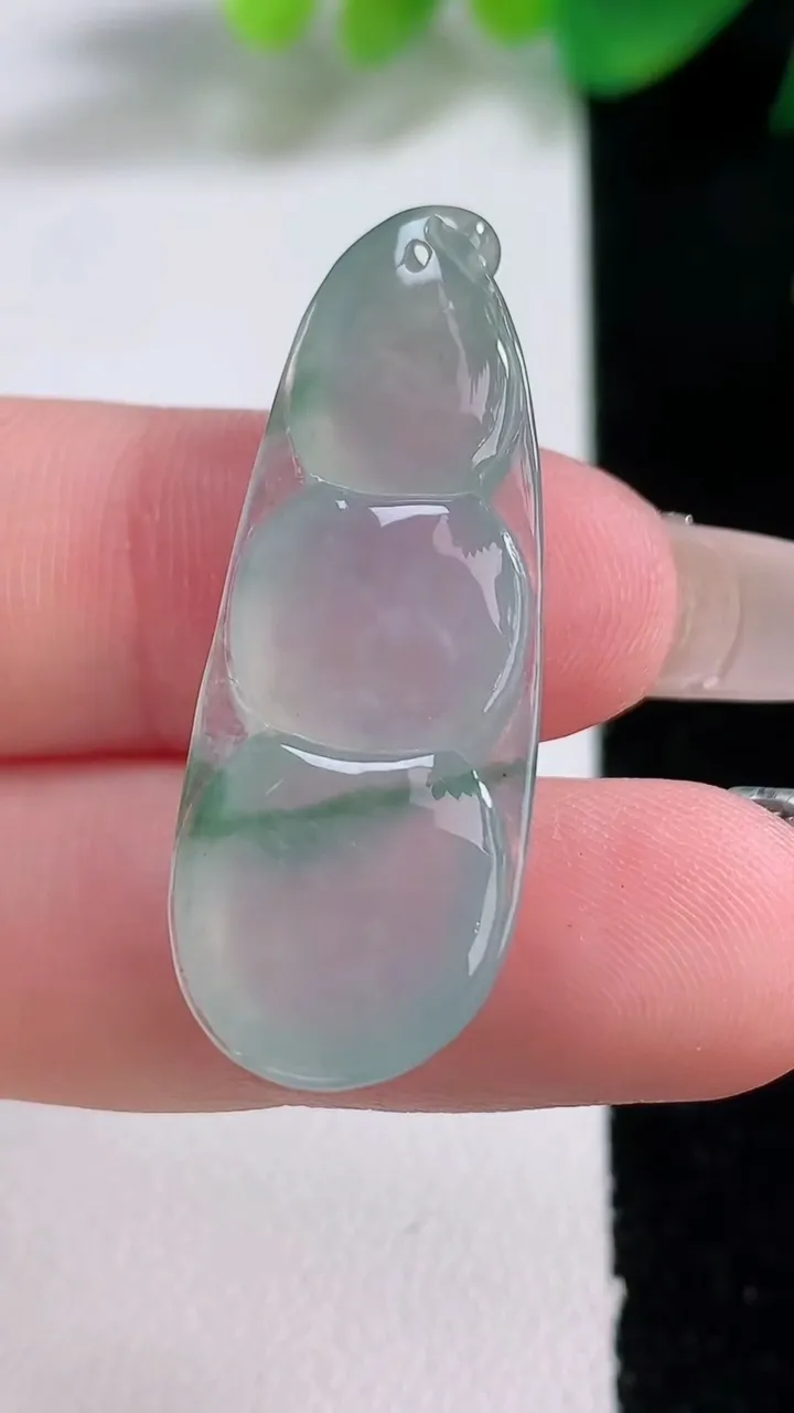 天然A货翡翠冰种飘花福豆吊坠，尺寸35.4-13.3-6.7，重量:5.43g
1月3日