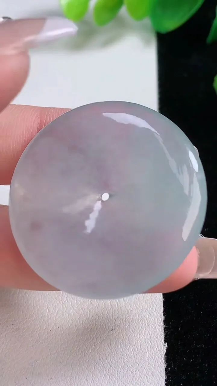 天然A货翡翠平安扣吊坠，尺寸35.7-5.5，重量:15.41g
1月3日