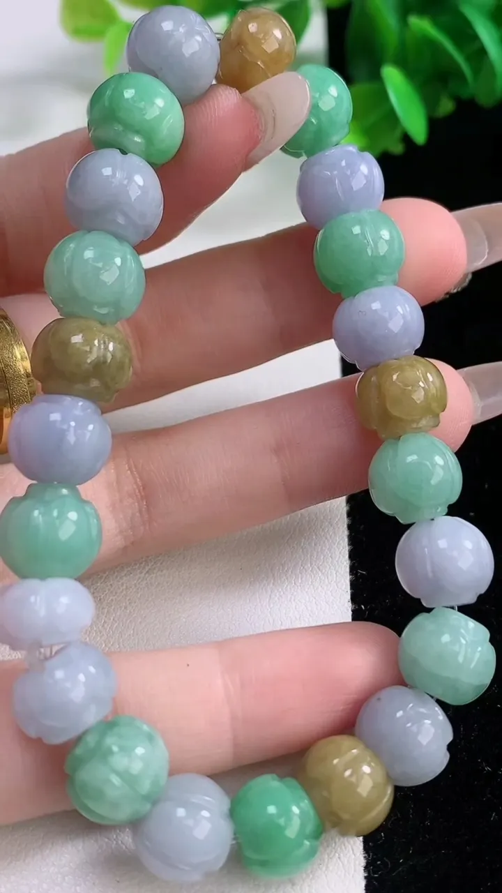 天然A货翡翠三彩花珠手串，尺寸10.3-9.2-23颗，重量:37.35g1月3日
工厂直销收藏佳品