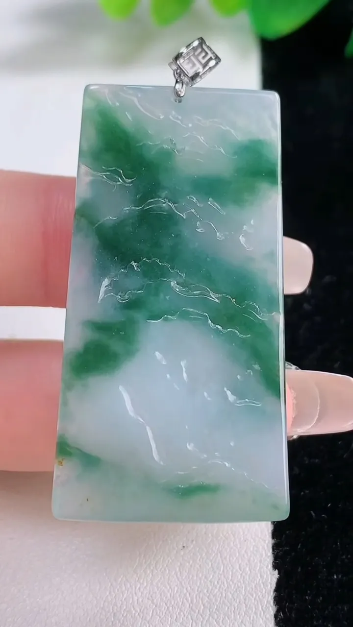 天然A货翡翠种飘花山水牌吊坠，尺寸47-23.4-5.7，重量:14.04g
1月3日