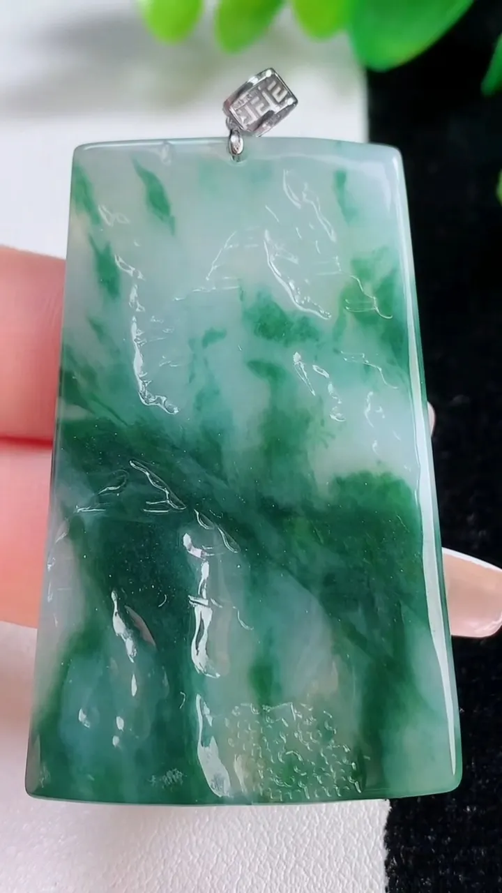 天然A货翡翠种飘花山水牌吊坠，尺寸51-30.6-4.2，重量:19.41g
1月3日