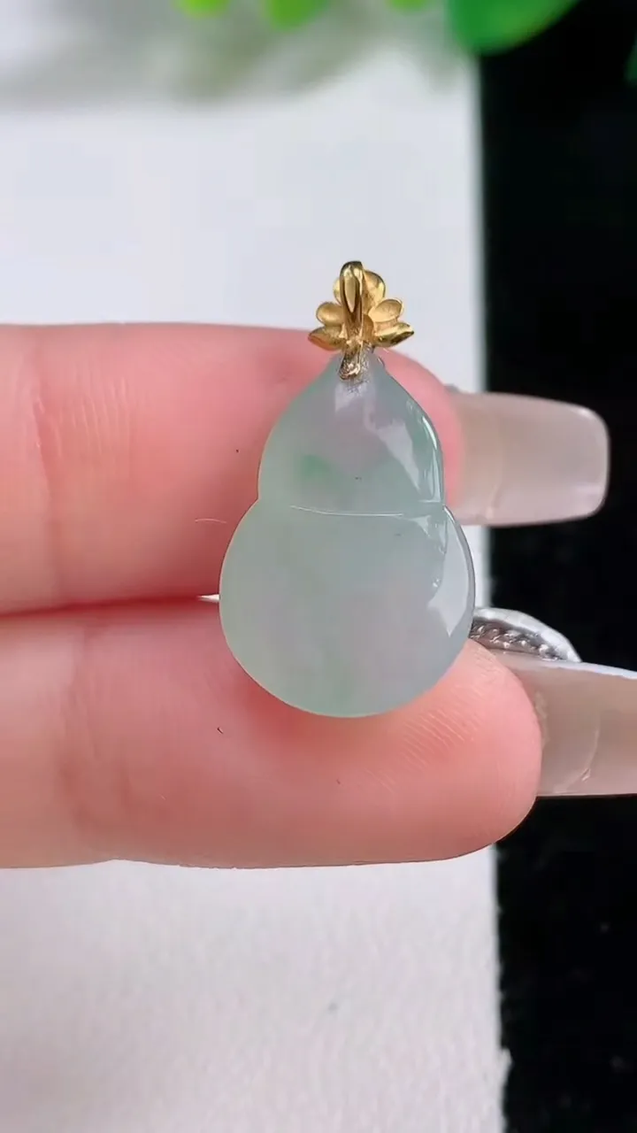 天然A货翡翠葫芦吊坠，尺寸17.5-12.7-6.7，重量:2.75g
1月3日