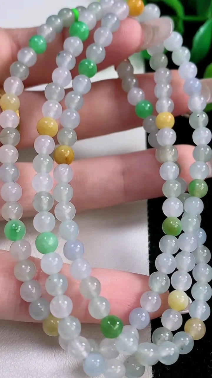 天然A货翡翠冰种三彩圆珠项链121颗，尺寸5，重量:28.70g
1月3日