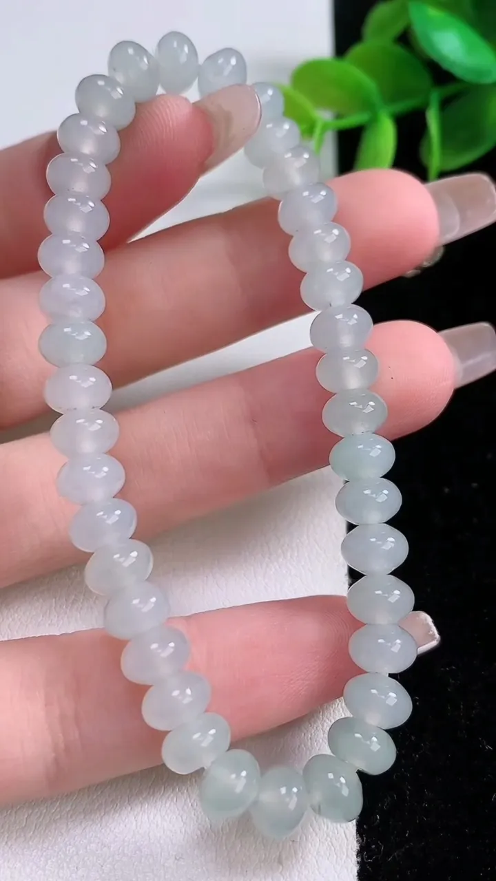 天然A货翡翠算盘珠手串，尺寸6.7-52颗，重:15.88g1月3日
工厂直销收藏佳品,种好水足，色泽均匀，有种有色，上手高大气！