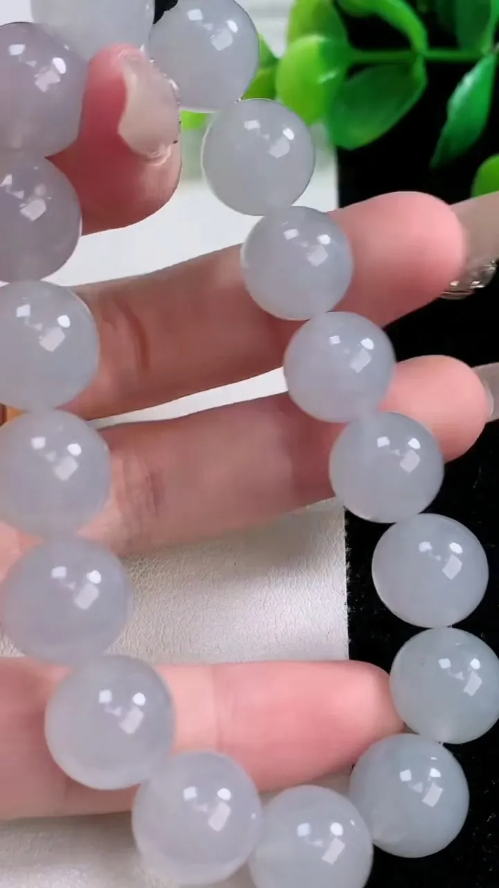 天然A货翡翠种白冰圆珠手串17颗，尺寸12，重量:53.56g1月3日
工厂直销收藏佳品,种好水足，色泽均匀，有种有色，上手高大气！