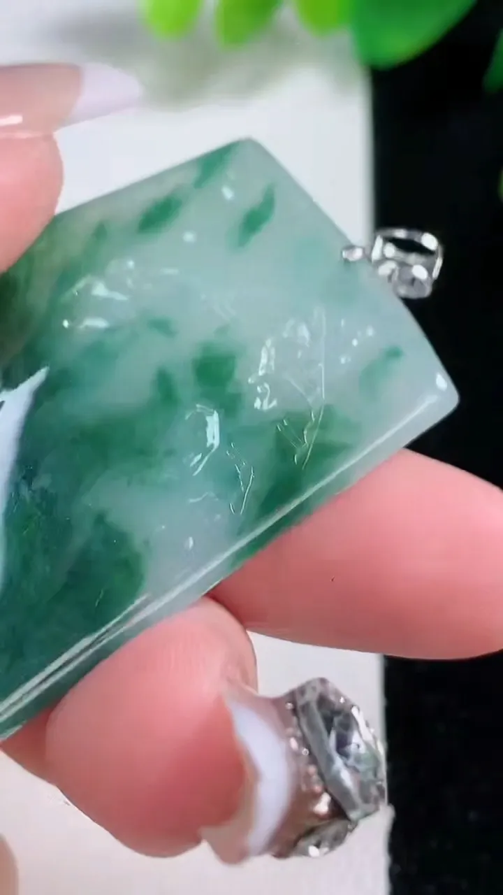 天然A货翡翠种飘花山水牌吊坠，尺寸51-30.6-4.2，重量:19.41g
1月3日